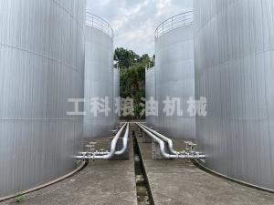 食用油油罐設備安裝現場(chǎng)